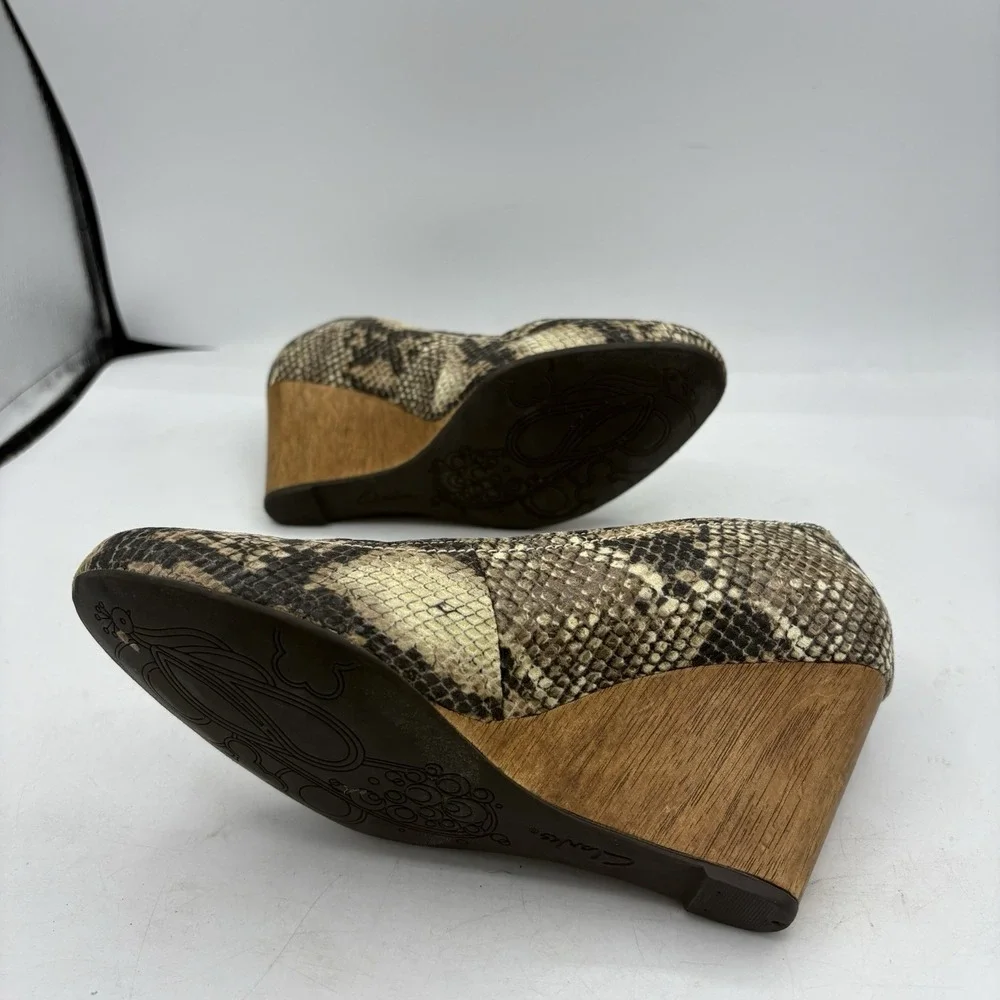 Clarks Shoes Womens Size 7.5 M Indigo Snake‎ Print Wood Wedge Pump Slip On Heels